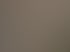 Heller Raum mit Holzboden und weißer Wand, Klimaanlage und Regal mit Modellzug.