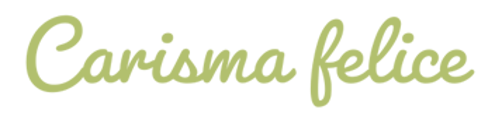 Der Text „Carisma felice“ ist in hellgrüner kursiver Schrift auf dunklem Hintergrund geschrieben.
