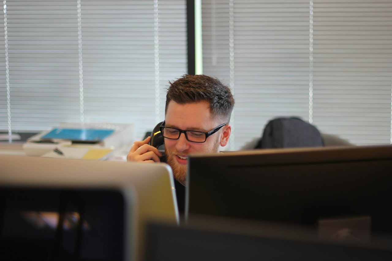 Telefonat am Arbeitsplatz
