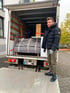 Umzugshelfer Saarland belädt Umzugswagen mit Möbeln und Umzugskartons