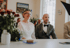 Hochzeitspaar bei der Trauung, nebeneinander sitzend