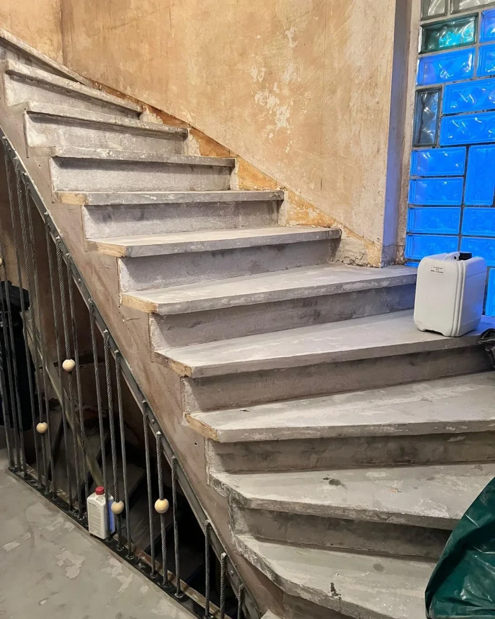 Die alte Holztreppe mit offenem Geländer vor dem Umbau
