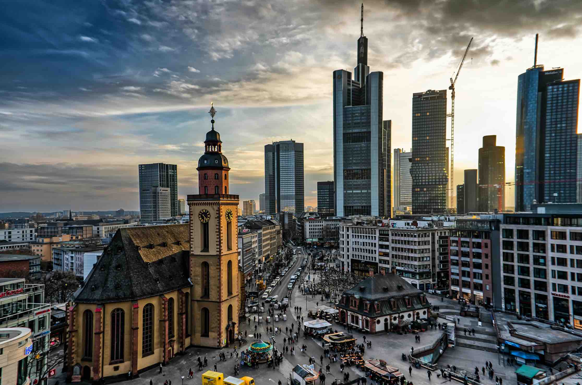 Skyline von Frankfurt am Main mit Bankenviertel – Drehort der Filmproduktion von Erik RCT