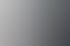 Hände tippen auf einer schwarzen Computertastatur mit Handauflage neben einer Maus und einem Monitor.