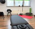 Heller Therapieraum bei Rund Um Wohl in Köln-Lindenthal mit Behandlungsliege und Trainingsbereich