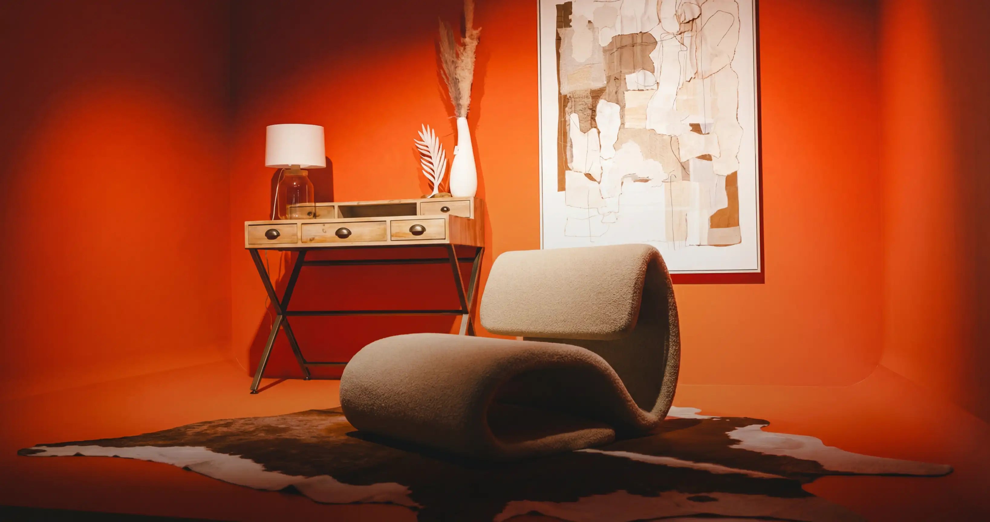 Bouclé-Loungesessel vor oranger Wand in der Polsterausstellung von Möbel Graf