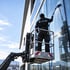 Abzieher reinigt eine Glasscheibe