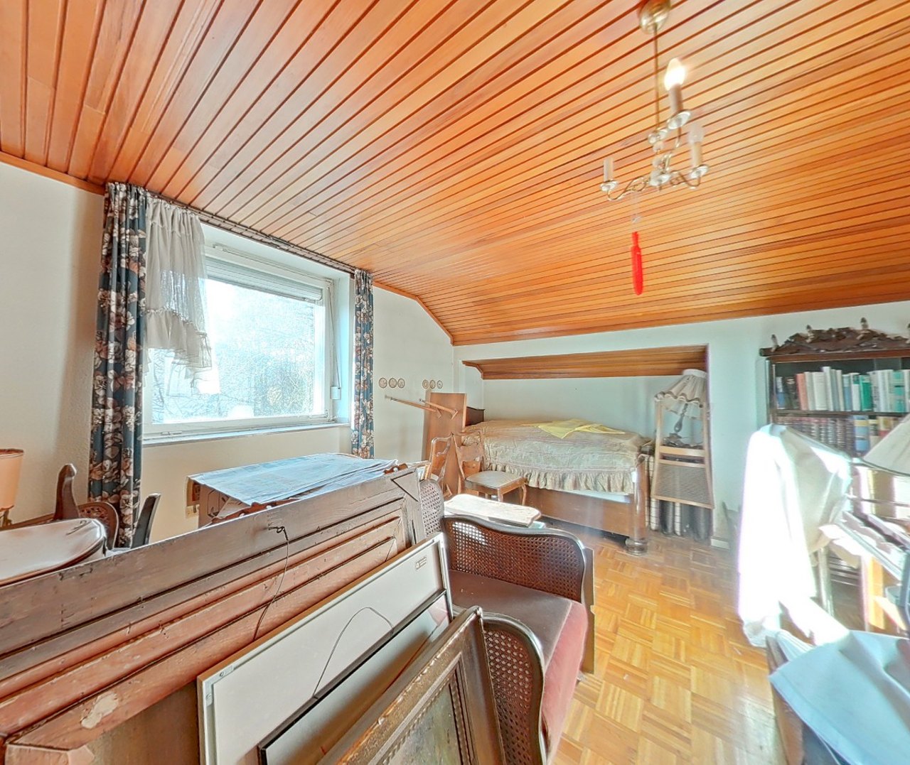 Zimmer im Obergeschoss mit Holzdecke
