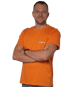 Mann in orangefarbenem T-Shirt mit "D. GERBER" Aufdruck und verschränkten Armen.