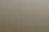 Brautpaar in Wanderkleidung hält Händchen in einer bergigen Landschaft.