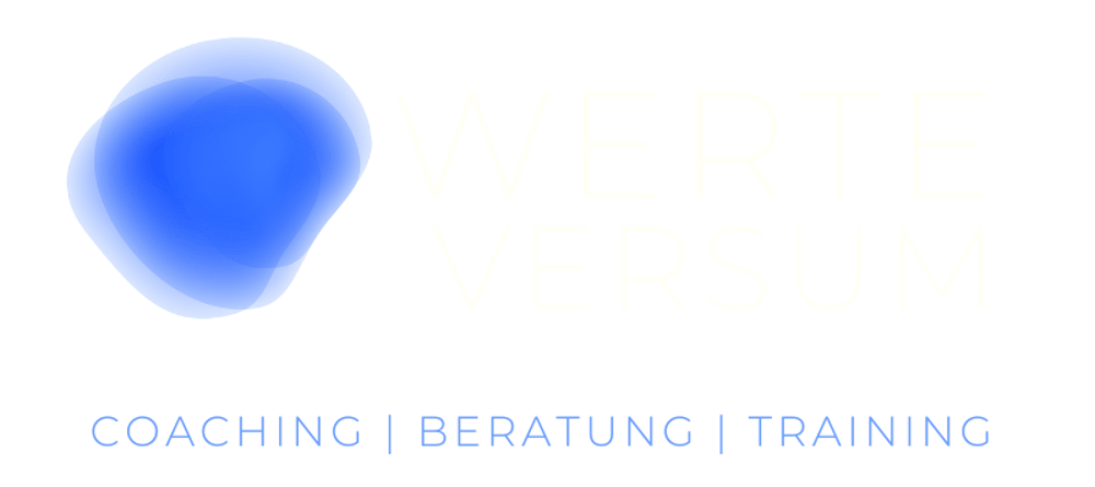Logo mit blauem, organisch geformtem Blob und weißem Text "WERTE VERSUM Coaching | Beratung | Training" auf dunkelgrünem Hintergrund.