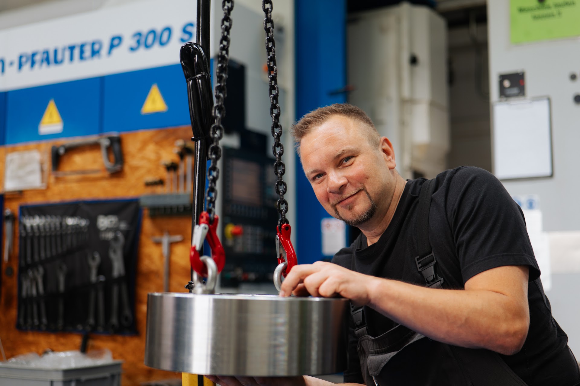 Mitarbeiter der Dittler GmbH mit einem gefertigten Bauteil in der Fertigung