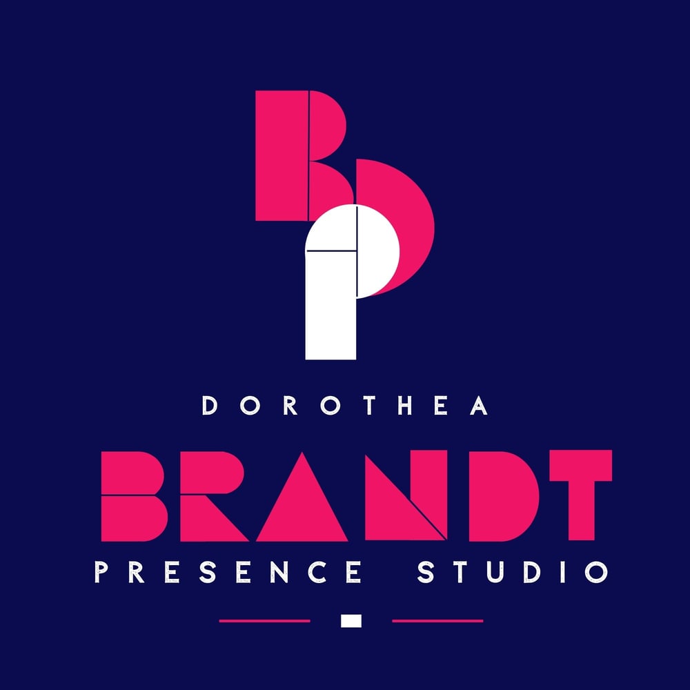 Logo Dorothea Brandt: Kamera-Symbol links, Text "Dorothea Brandt FOTO- UND VIDEOGRAFIN" in Weiß auf Schwarz.