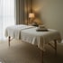 Ruhige Ecke in einem Hotelzimmer, vorbereitet für eine Massage