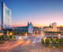 Panoramablick auf den Leipziger Augustusplatz bei Sonnenuntergang mit Universitätsturm, Gewandhaus und Oper.