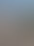 Luftaufnahme eines Geruestturms mit Treppen an einem hellen Mehrfamilienhaus, rote MEB-Banner und weisses Glanz-Dach-Banner.