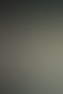 Mann unterschreibt ein Dokument mit einem Stift