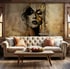 Beiges Chesterfield-Sofa mit orangefarbenen Kissen vor einer Wand mit abstraktem Frauengesicht und Holztisch.