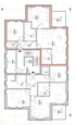Grundrissplan eines Gebäudes mit drei Wohneinheiten, Treppenhaus und Balkonen, die oberste Einheit ist rot umrandet.