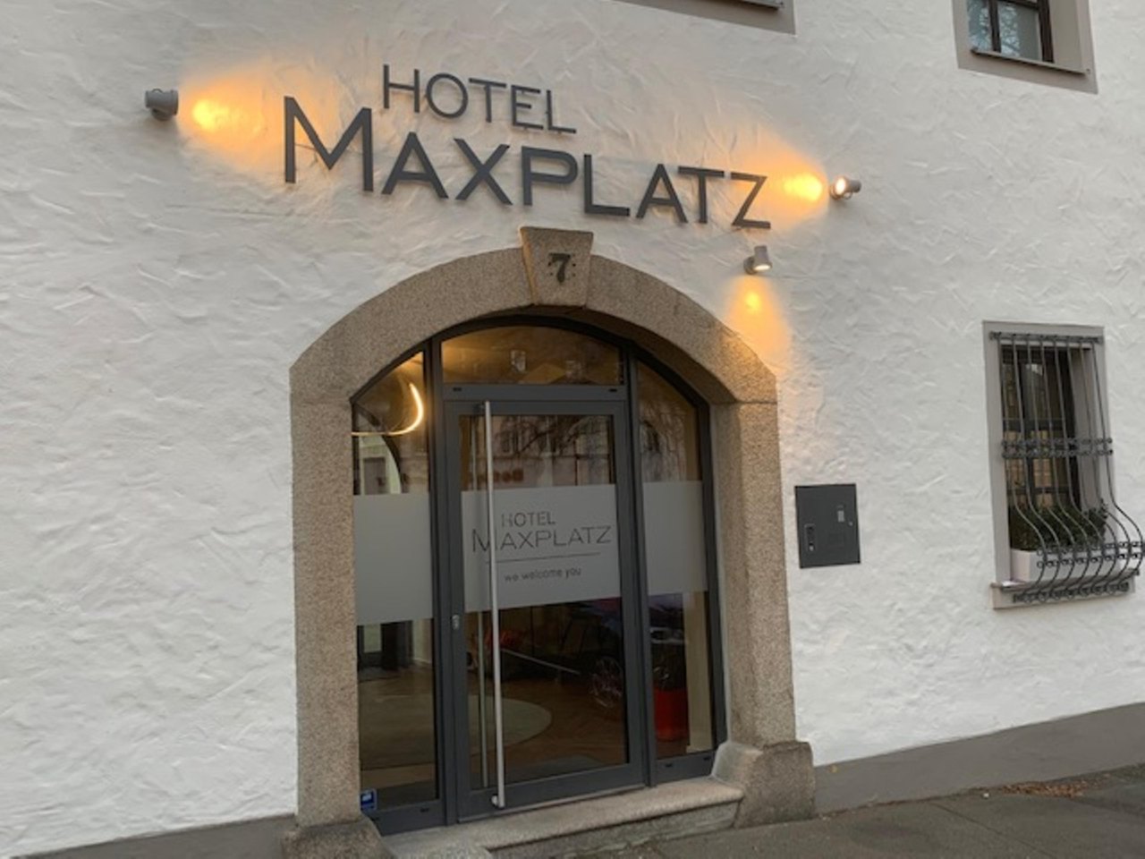 Eingang_Maxplatz-mitchell - Kopie.jpg