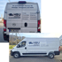 Weißer Transporter mit der Aufschrift "HBU Umzüge & Kleintransporte" und Kontaktdaten, Parkpositionen von hinten und seitlich.