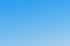 Scherenschnitt-Umrisse einer Menschengruppe in Blau- und Schwarztönen.
