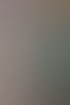Ein Mann benutzt ein Endoskop, um ein Loch in der Wand eines Heizungsraums zu untersuchen, umgeben von Rohren und Ventilen.