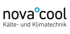 Logo von novacool Kälte- und Klimatechnik mit einem blauen Kreis-Symbol auf schwarzem Hintergrund.