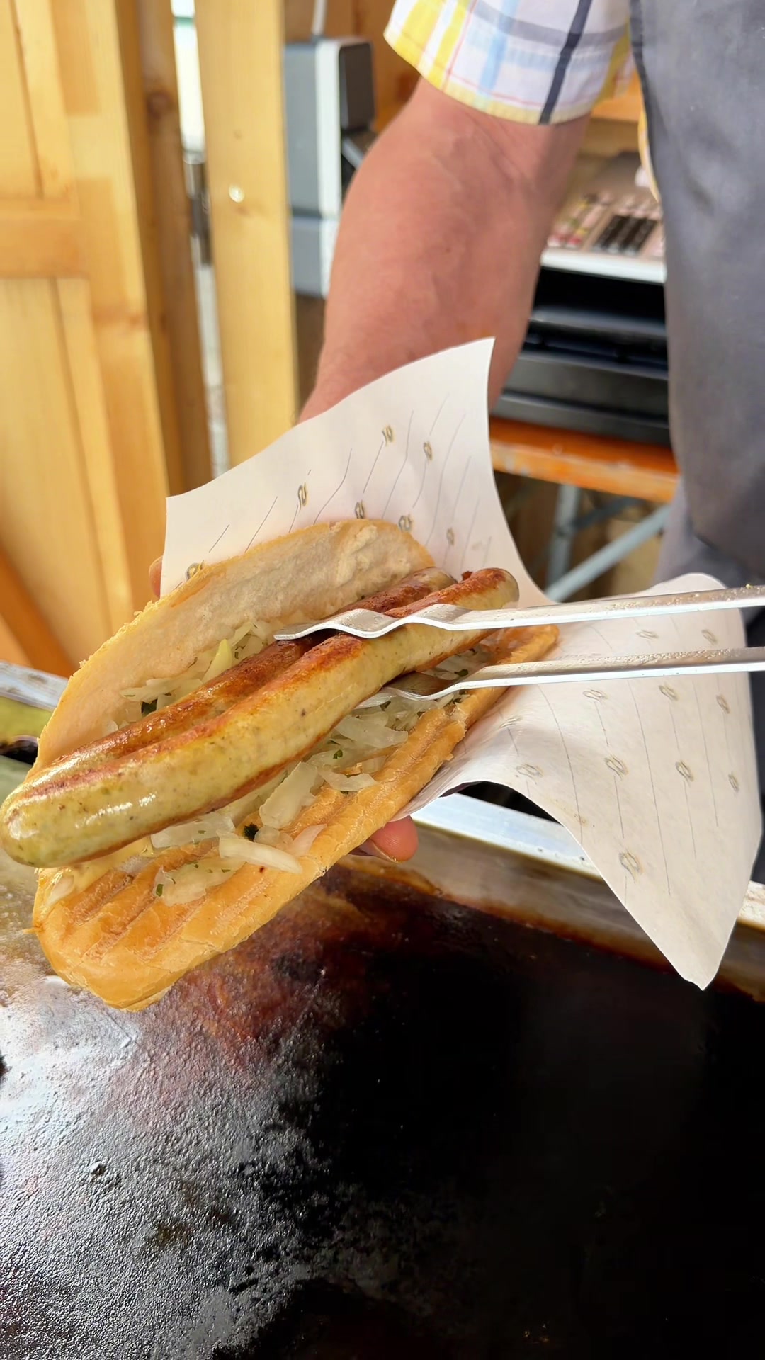 Frisch gegrillte Bosna beim Event in Salzburg