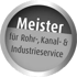 Silbernes rundes Abzeichen mit der Aufschrift "Meister für Rohr-, Kanal- & Industrieservice" in Weiß und Grau.