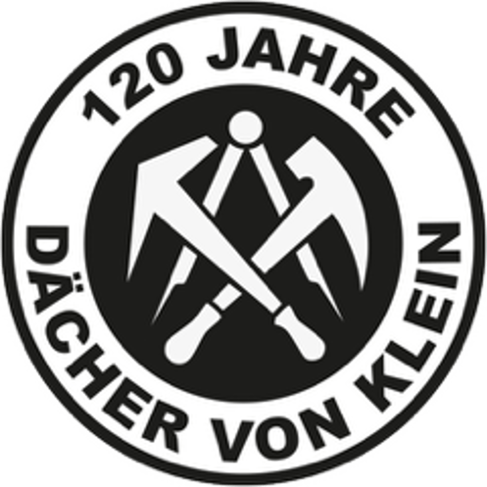 Rundes Logo mit gekreuzten Dachdeckerhämmern und der weißen Aufschrift "120 JAHRE DÄCHER VON KLEIN" auf schwarzem Grund.