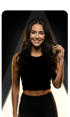 Eine lächelnde Frau mit langen, dunklen Haaren in einem schwarzen Crop-Top und Leggings.