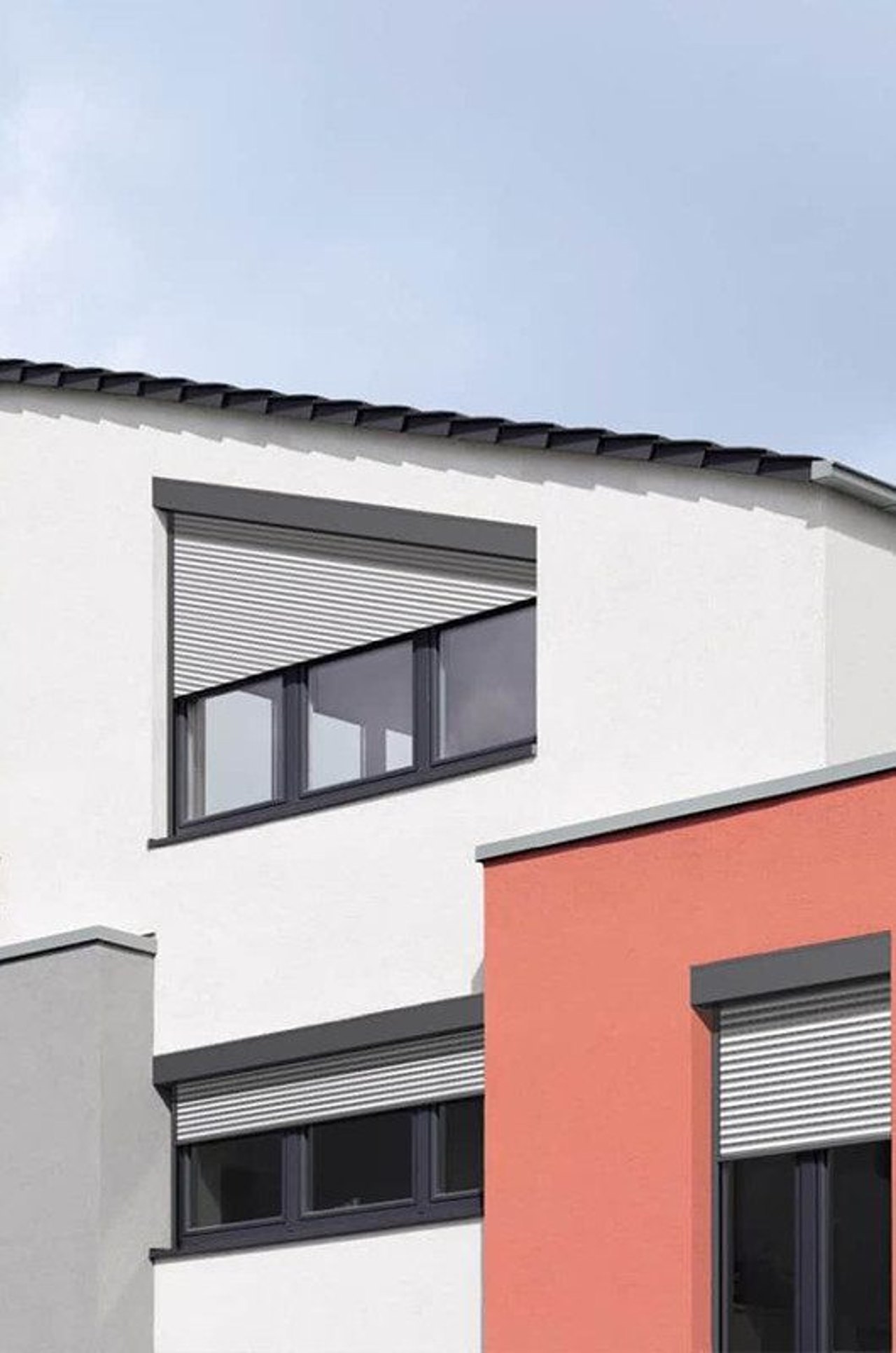 Schrägrollladen an geneigtem Fenster