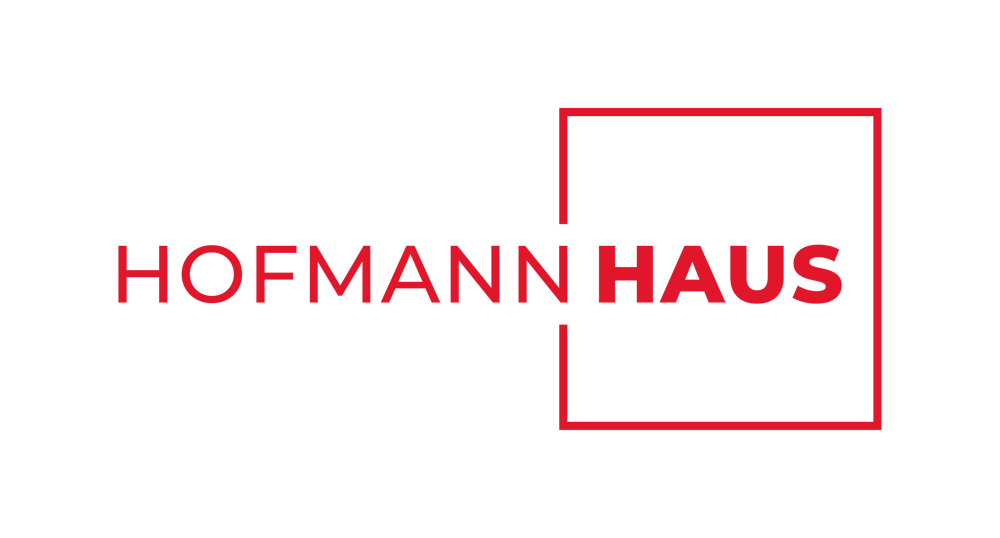 Roter Text "HOFMANN HAUS" mit einem roten Quadratrahmen rechts auf dunkelgrünem Hintergrund.