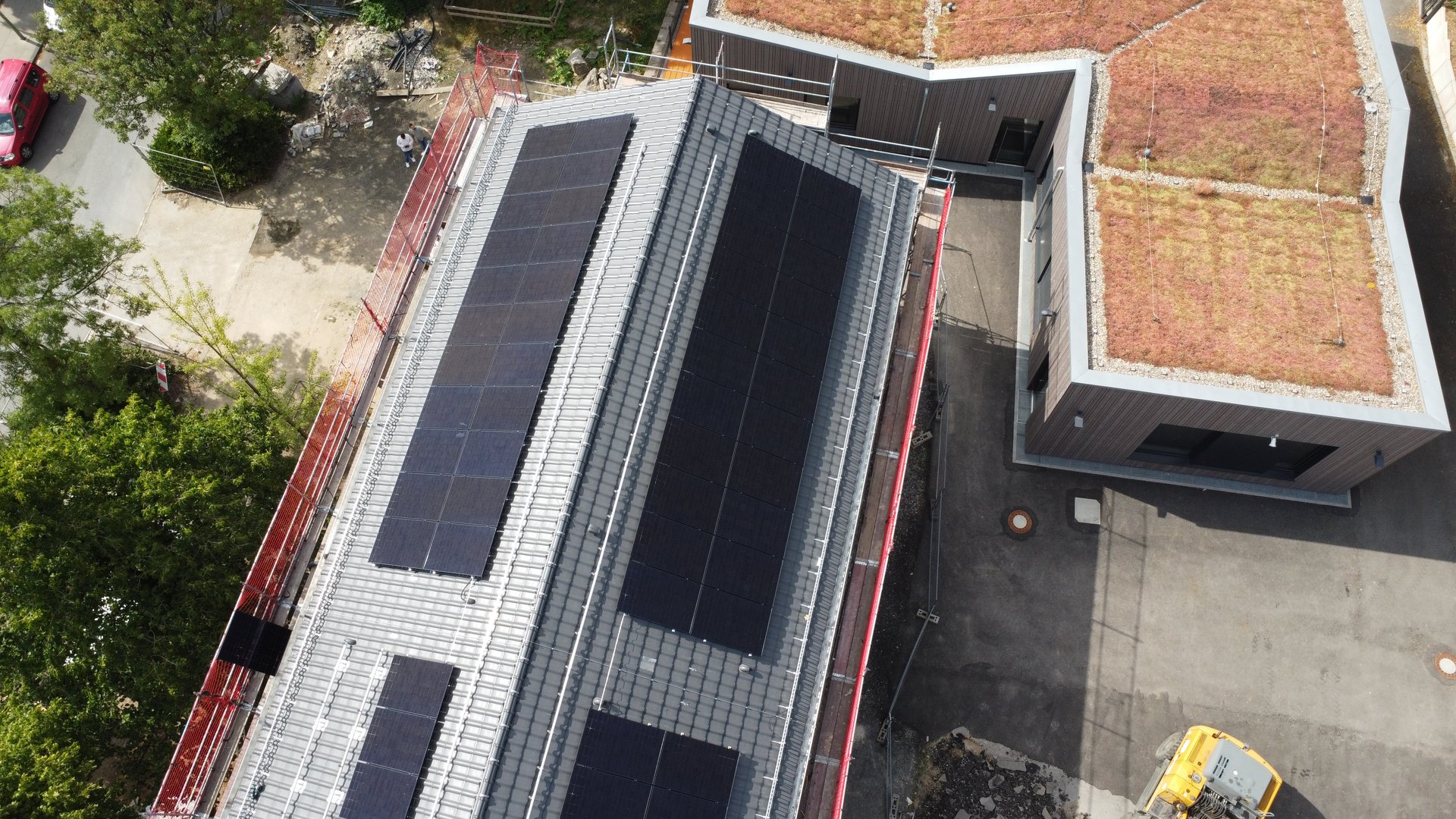 Fertig montierte Solarmodule vor blauem Himmel