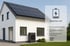 Weißes Haus mit Solarmodulen, Wärmepumpe und einer Infobox: „Speicher voll“ mit drei Schritten.