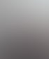 Ein Mann mit Brille und dunkelblauem Pullover steht mit verschränkten Armen vor einem unscharfen Hintergrund.