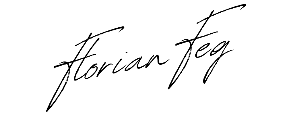 Signatur „Florian Feg“ in schwarzer, geschwungener Schrift auf dunkelgrünem Hintergrund.