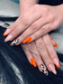 Orangefarbenes Nageldesign mit filigranem Muster – kreatives Gel-Design im Nailstudio Zweibrücken