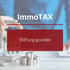 Eine Person hält einen Stift über ein Modellhaus, mit den Texten "ImmoTAX" und "Stiftung gründen".
