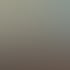 Kleine, helle Küche mit dunklem Esstisch und vier Stühlen, weißer Einbauküche, Fenster und Holzboden.