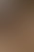 Frau im weißen Sport-Top stützt sich mit gespreizten Händen auf einem hellen Holzboden in einer Liegestütz-Position ab.