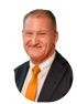 Oliver im Anzug mit orangener Krawatte, Mikrofon und Publikums-Hintergrund.