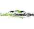 Logo von Lackner Immobilien GbR mit drei stilisierten Häuserdächern in Grün und Schwarz auf weißem Hintergrund.