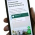 Smartphone mit geöffneter Website der Fensterputzer Berlin zeigt WhatsApp-Chatfenster für direkte Kundenkommunikation.