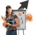 Frau mit Brille und Kappe vor einem Flipchart mit Diagramm und Pfeil nach oben.