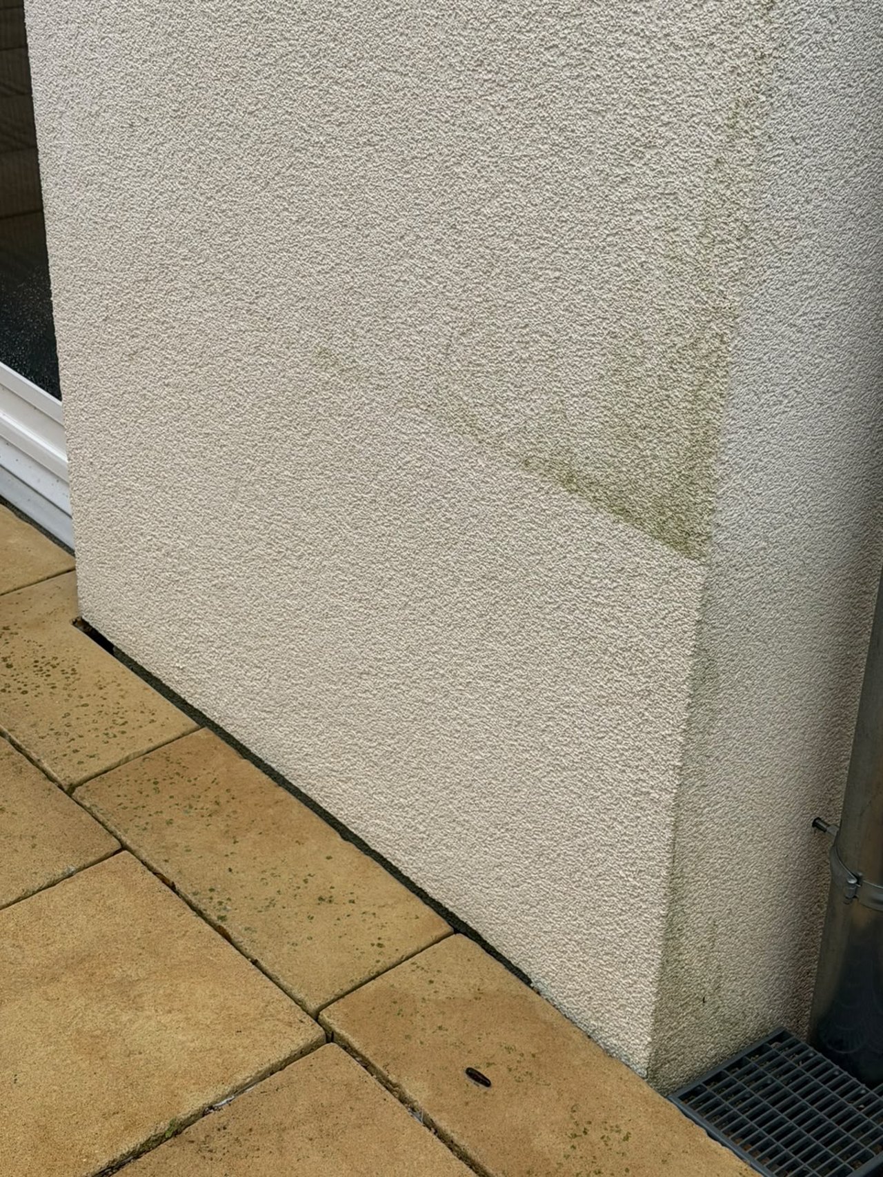 Sockelbereich mit Grünbelag
