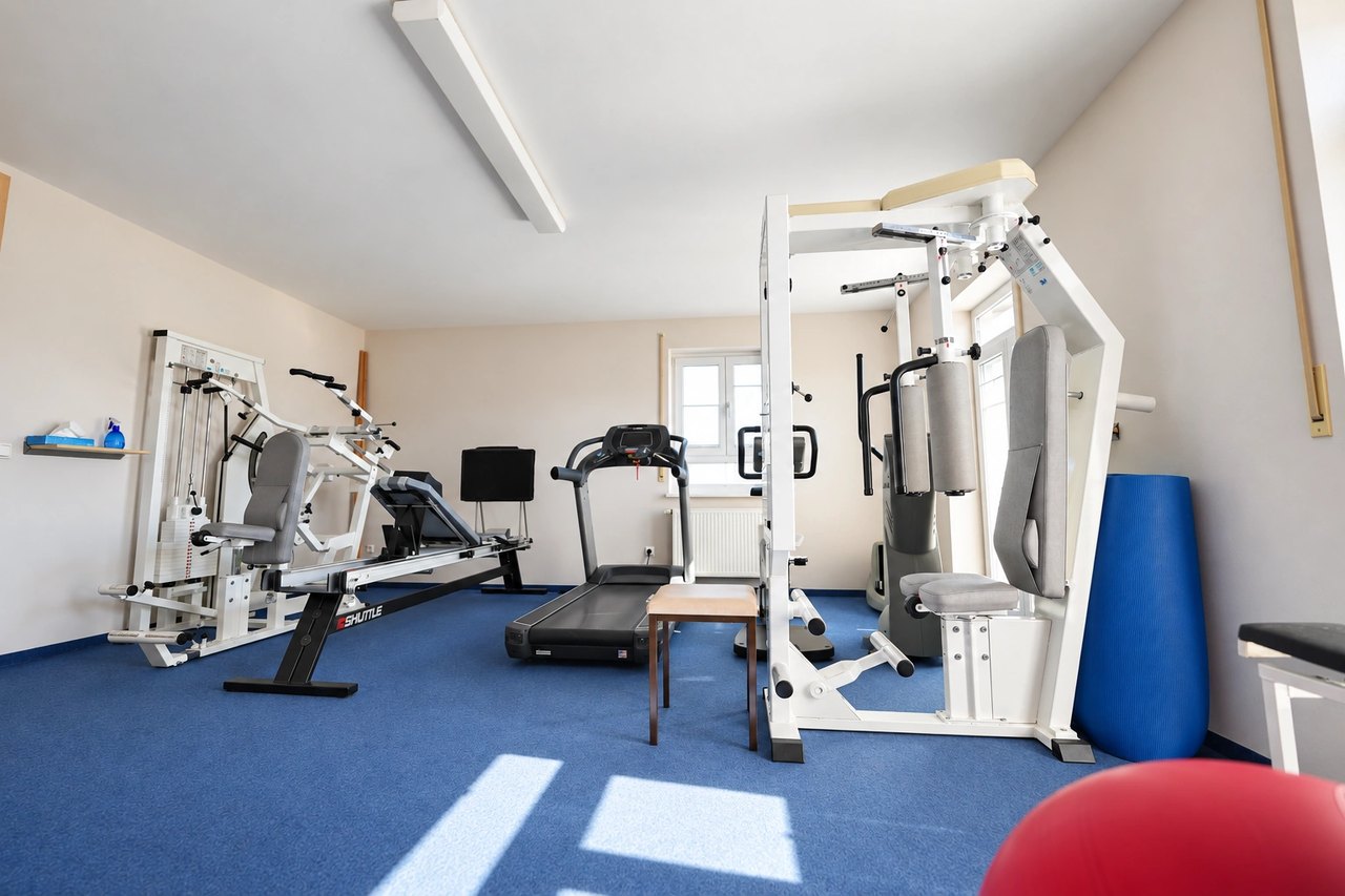 Trainingsgeräte und Laufband im Übungsraum der Zweigstelle Rammingen