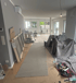 Renoviertes Zimmer mit Bauwerkzeugen, Abdeckplanen und Baumaterialien auf dem Boden.