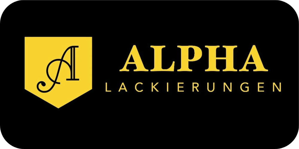 Goldenes Logo mit einem schwarzen "A" in einem Wappen und dem Text "ALPHA LACKIERUNGEN" auf schwarzem Hintergrund.